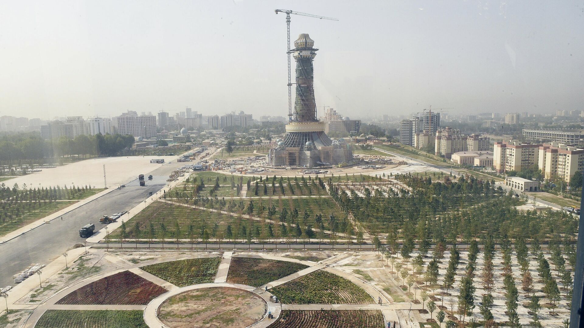 Парк Истиклолият с архитектурным комплексом и стелой - Sputnik Таджикистан, 1920, 04.02.2022