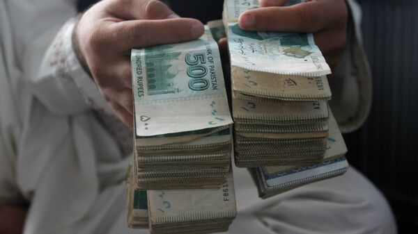 Мужчина держит в руках деньги, афгани - Sputnik Таджикистан
