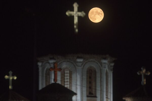 Полная луна, известная как Голубая Луна, восходит за церковью Святого Иоанна Крестителя в Скопье. - Sputnik Таджикистан