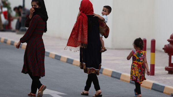 Афганские дети и женщины в комплексе вилл в Катаре  - Sputnik Тоҷикистон