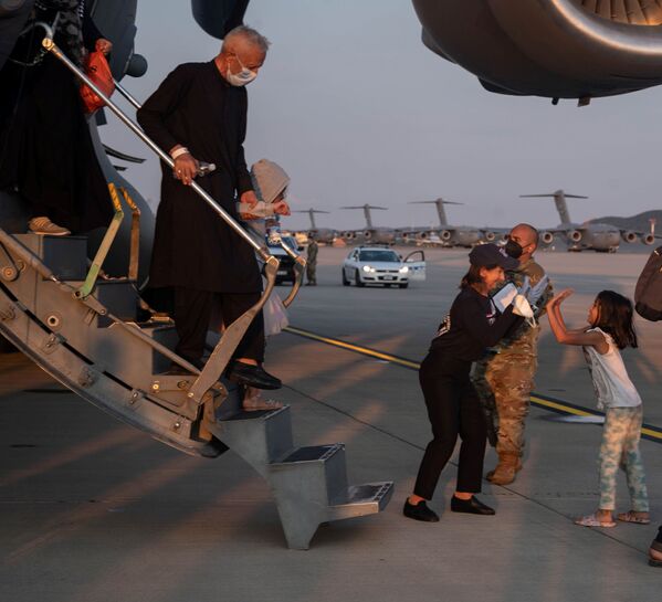 Член Организации Объединенных Наций &quot;дает пять&quot; эвакуированому из Афганистана перед вылетом. - Sputnik Таджикистан