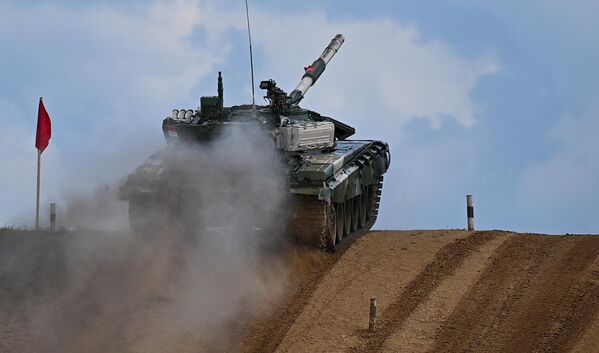 На танке Т-72Б3 команда военнослужащих Таджикистана в индивидуальной гонке побила свой собственный рекорд выступления. - Sputnik Таджикистан