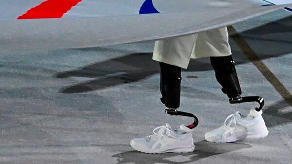 Вынос на стадион паралимпийского флага на церемонии открытия XVI летних Паралимпийских игр - Sputnik Тоҷикистон