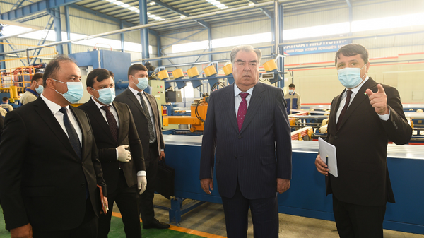 Эмомали Рахмон на открытии нового предприятия по производству алюминиевых профилей в Турсунзаде  - Sputnik Таджикистан