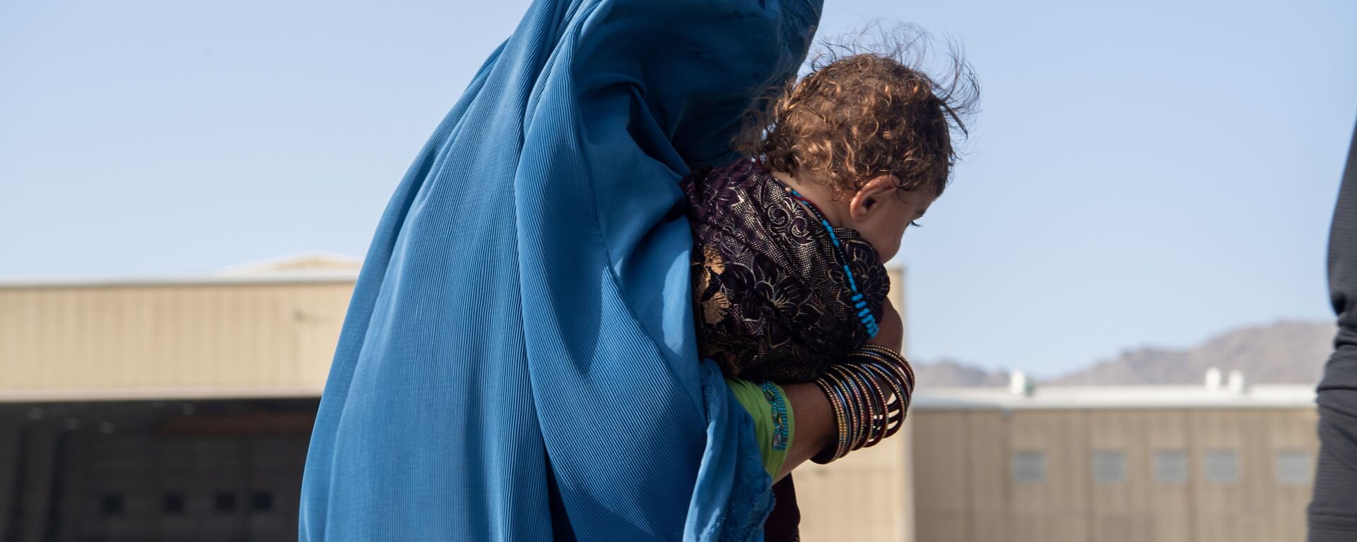 Женщина с ребенком во время эвакуации в Кабуле  - Sputnik Тоҷикистон, 1920, 07.03.2022