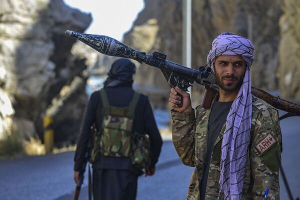 Афганское движение сопротивления и антиталибские силы патрулируют дорогу возле Рах-е Тан в провинции Панджшер. - Sputnik Таджикистан