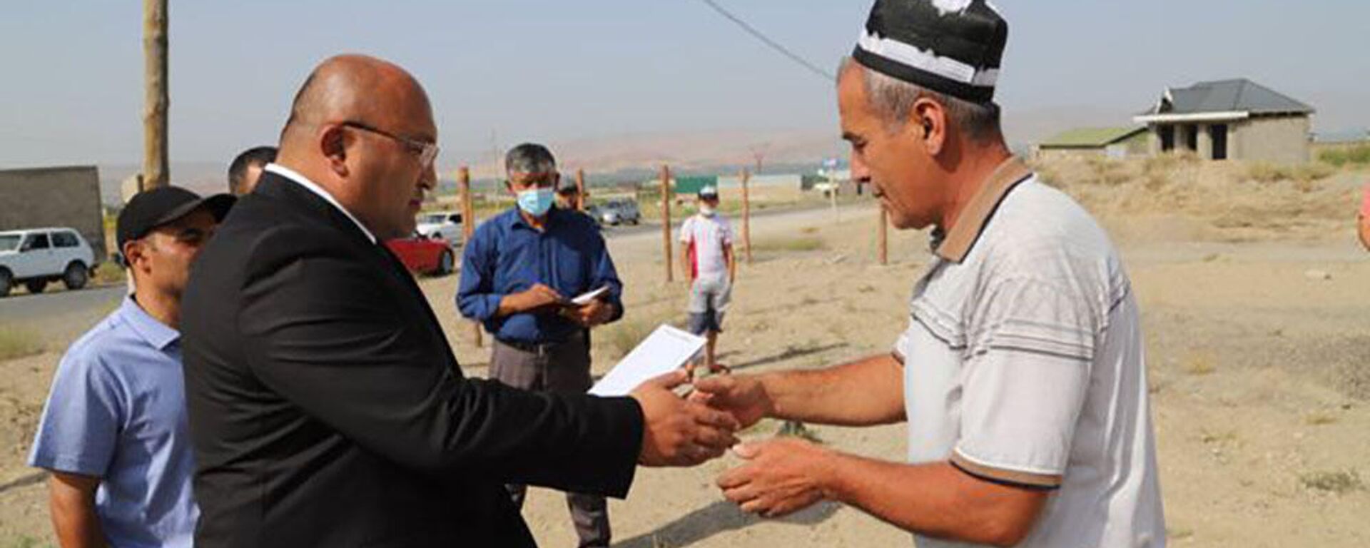 Глава Исфары вручает земельные сертификаты семьям погибших в приграничном конфликте - Sputnik Таджикистан, 1920, 26.08.2021