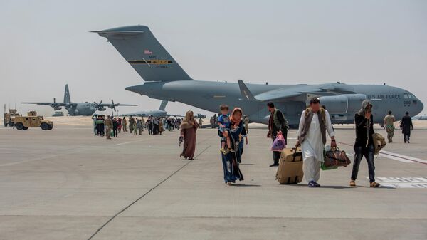 Эвакуация беженцев из аэропорта в Кабуле - Sputnik Тоҷикистон