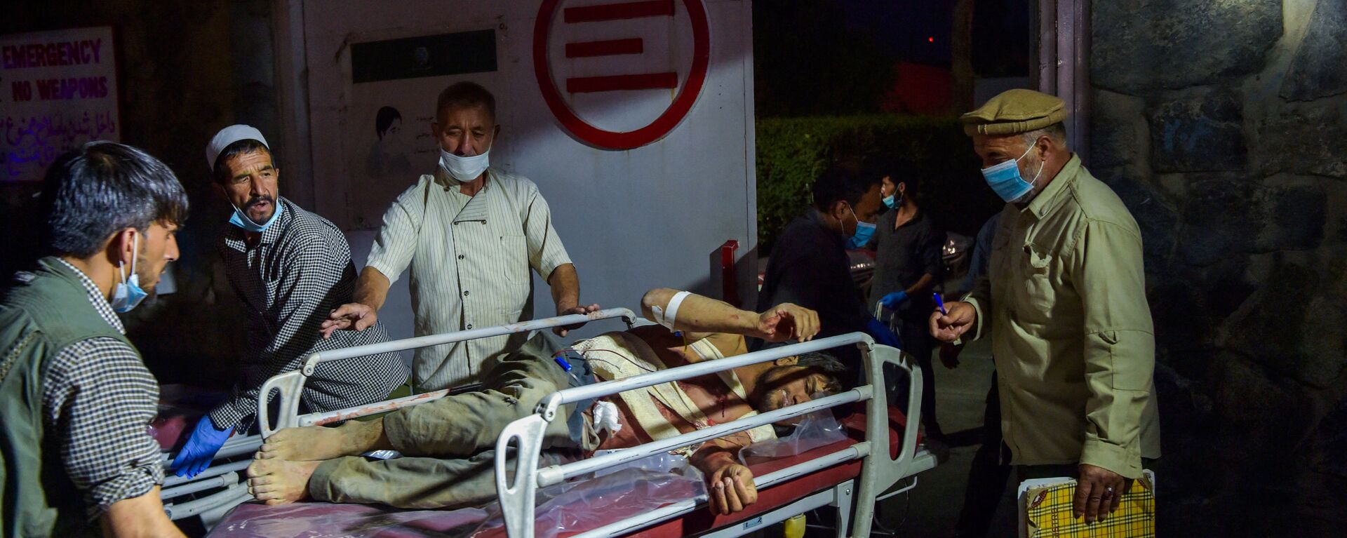 Медики помогают пострадавшим от двух мощных взрывов, произошедших в Кабуле - Sputnik Тоҷикистон, 1920, 03.10.2021