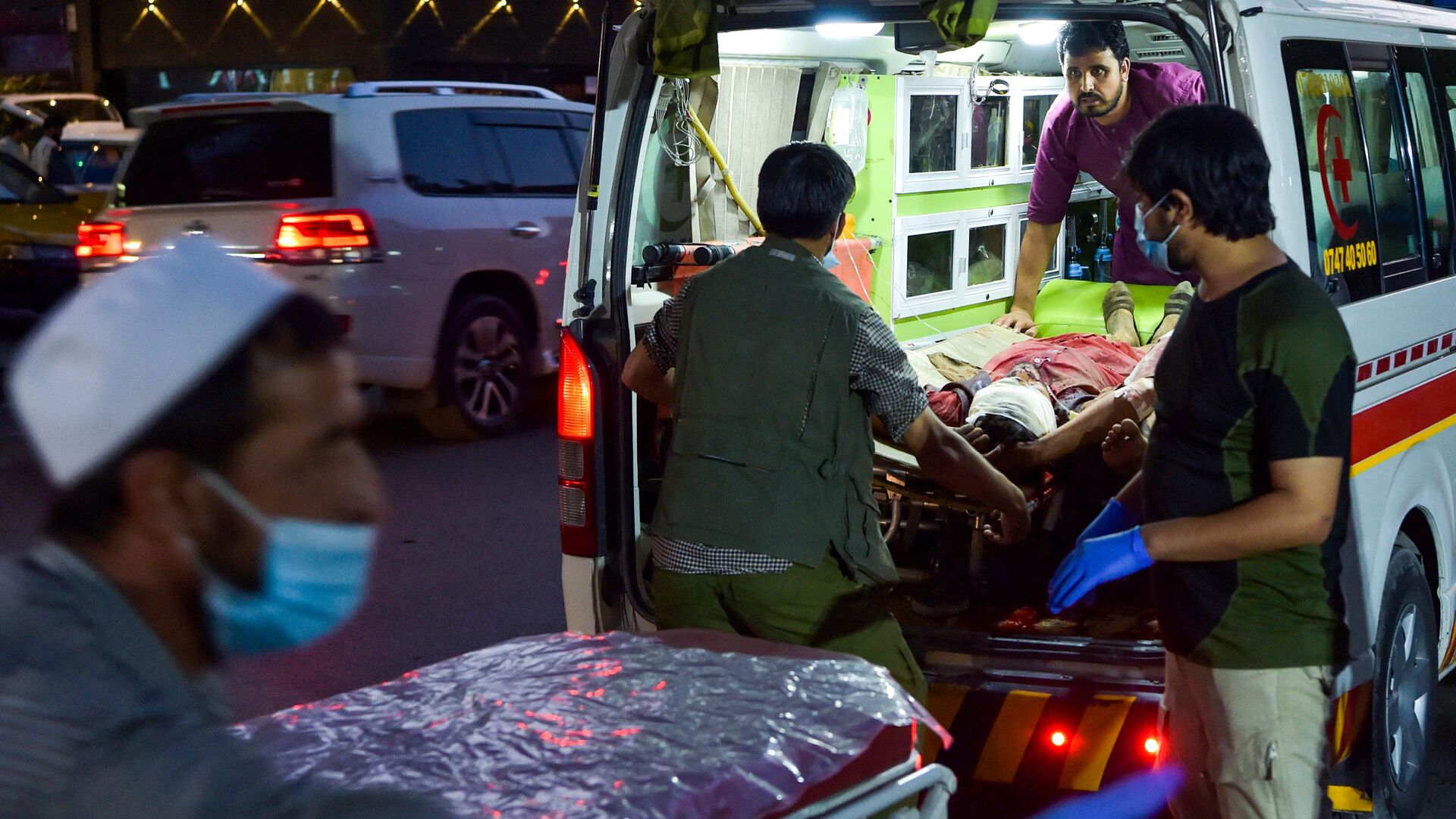 Медики помогают пострадавшим от двух мощных взрывов, произошедших в Кабуле - Sputnik Тоҷикистон, 1920, 07.10.2022