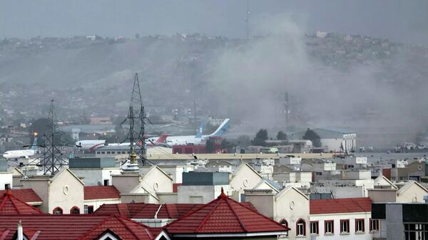 Дым от взрыва возле аэропорта Кабула  - Sputnik Тоҷикистон