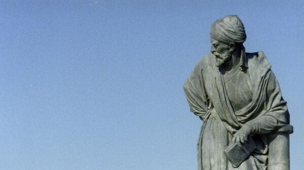 Памятник философу и ученому Абу Али Ибн Сино (Авиценна, 980-1037) в Бухаре - Sputnik Таджикистан