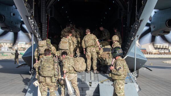 Британские военнослужащие, садящиеся на самолет A400M Королевских ВВС (RAF) перед вылетом из аэропорта Кабула  - Sputnik Таджикистан