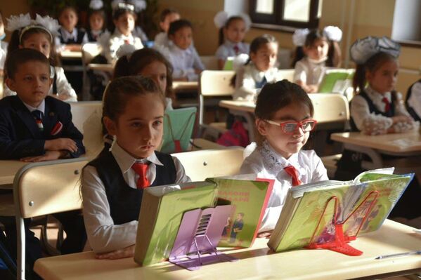 К первым урокам ребята подошли ответственно: никто не забыл необходимые учебники дома. - Sputnik Таджикистан