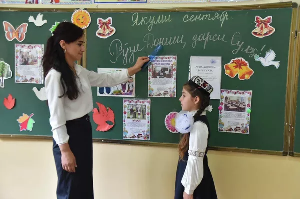 Муаллима ба хонандагон "Дарси сулҳ" мегӯяд. Муаллима ба хонандагон "Дарси сулҳ" мегӯяд. - Sputnik Тоҷикистон