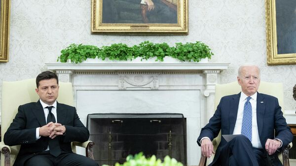 Президент США Джо Байден и президент Украины Владимир Зеленский - Sputnik Тоҷикистон