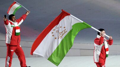 Знаменосец сборной Таджикистана Алишер Квадратов (справа) во время парада атлетов и членов национальных делегаций на церемонии открытия XXII зимних Олимпийских игр в Сочи, архивное фото