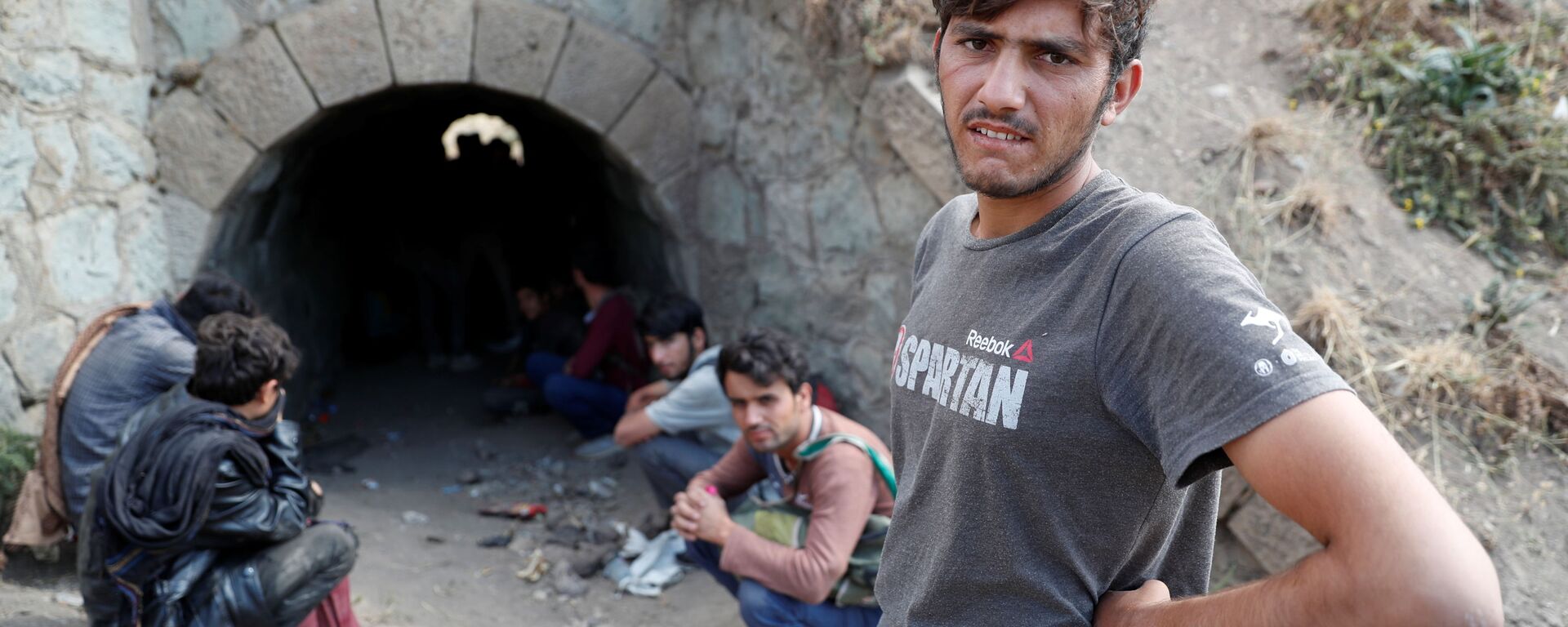 Афганские мигранты прячутся от сил безопасности в туннеле под железнодорожными путями после незаконного перехода в Турцию из Ирана - Sputnik Таджикистан, 1920, 19.10.2021
