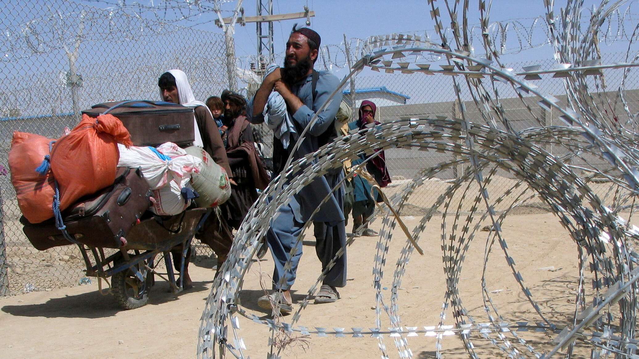 Угрозы таджикам. Беженцы из Афганистана. Афганский кризис беженцев. Беженци из ТАДЖИКИСТАНЕНА границе Афганистане.