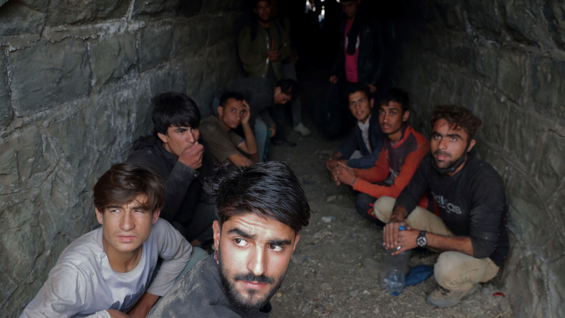 Афганские мигранты прячутся в туннеле под железнодорожными путями после незаконного перехода в Турцию из Ирана, недалеко от Татвана, Турция - Sputnik Таджикистан, 1920, 21.11.2021