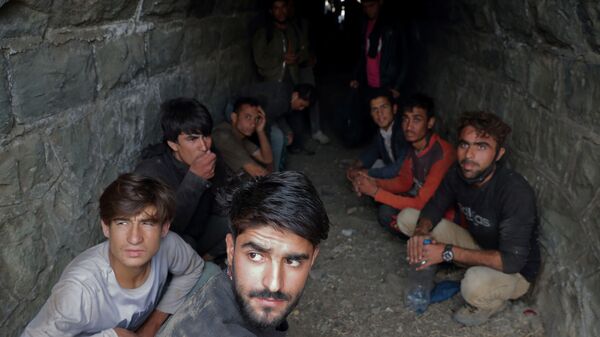 Афганские мигранты прячутся в туннеле под железнодорожными путями после незаконного перехода в Турцию из Ирана, недалеко от Татвана, Турция - Sputnik Таджикистан