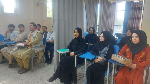 Студенты во время урока в университете Avicenna в Кабуле  - Sputnik Тоҷикистон
