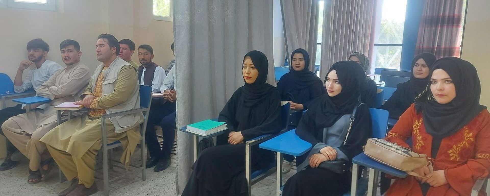 Студенты во время урока в университете Avicenna в Кабуле  - Sputnik Таджикистан, 1920, 07.09.2021
