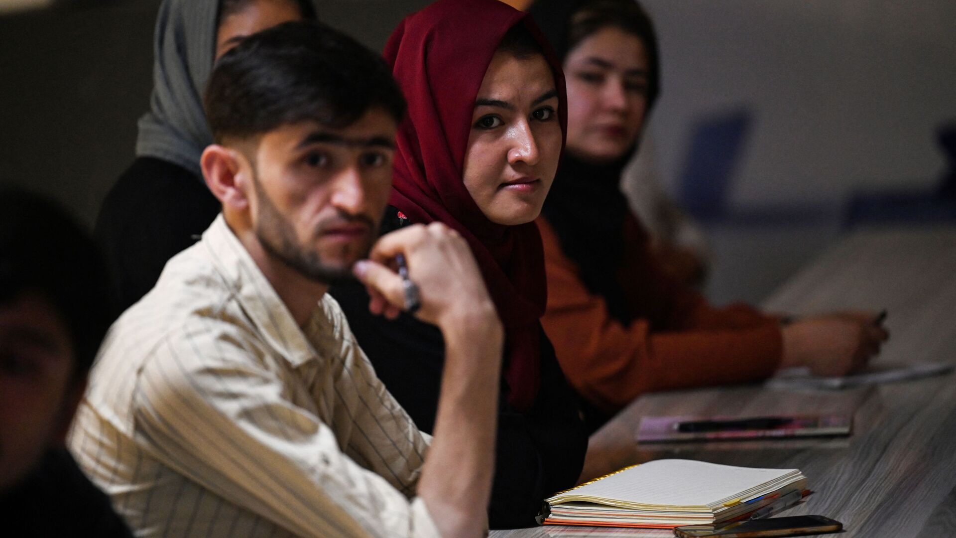 Студенты во время урока в университете в Кабуле  - Sputnik Тоҷикистон, 1920, 06.05.2022