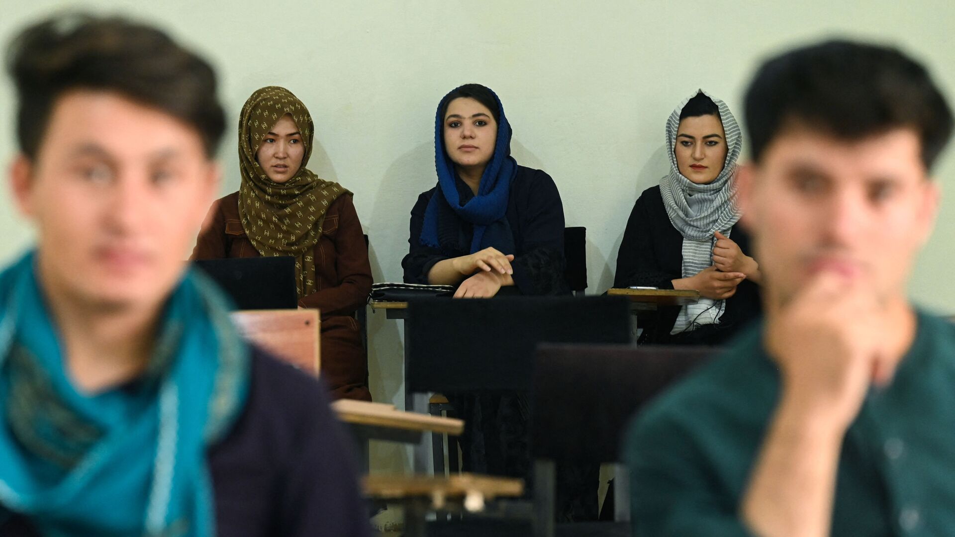 Студенты во время урока в университете в Кабуле  - Sputnik Таджикистан, 1920, 24.04.2022