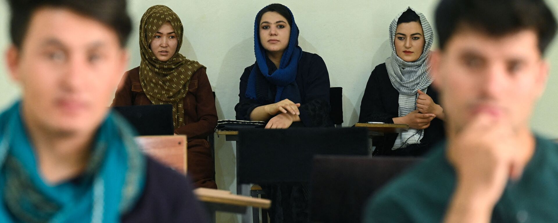 Студенты во время урока в университете в Кабуле  - Sputnik Тоҷикистон, 1920, 17.11.2021