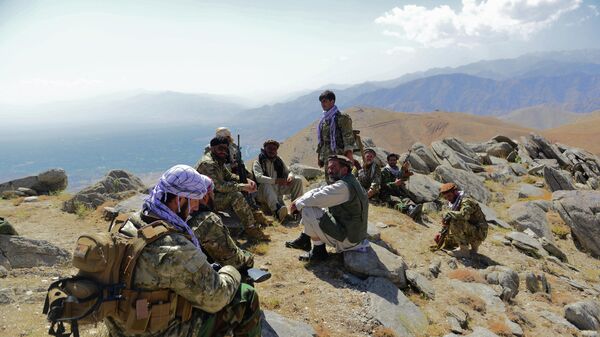 Афганское движение сопротивления и силы восстания против талибов отдыхают во время патрулирования на вершине холма в районе Дарбанд в районе Анаба провинции Панджшер - Sputnik Таджикистан
