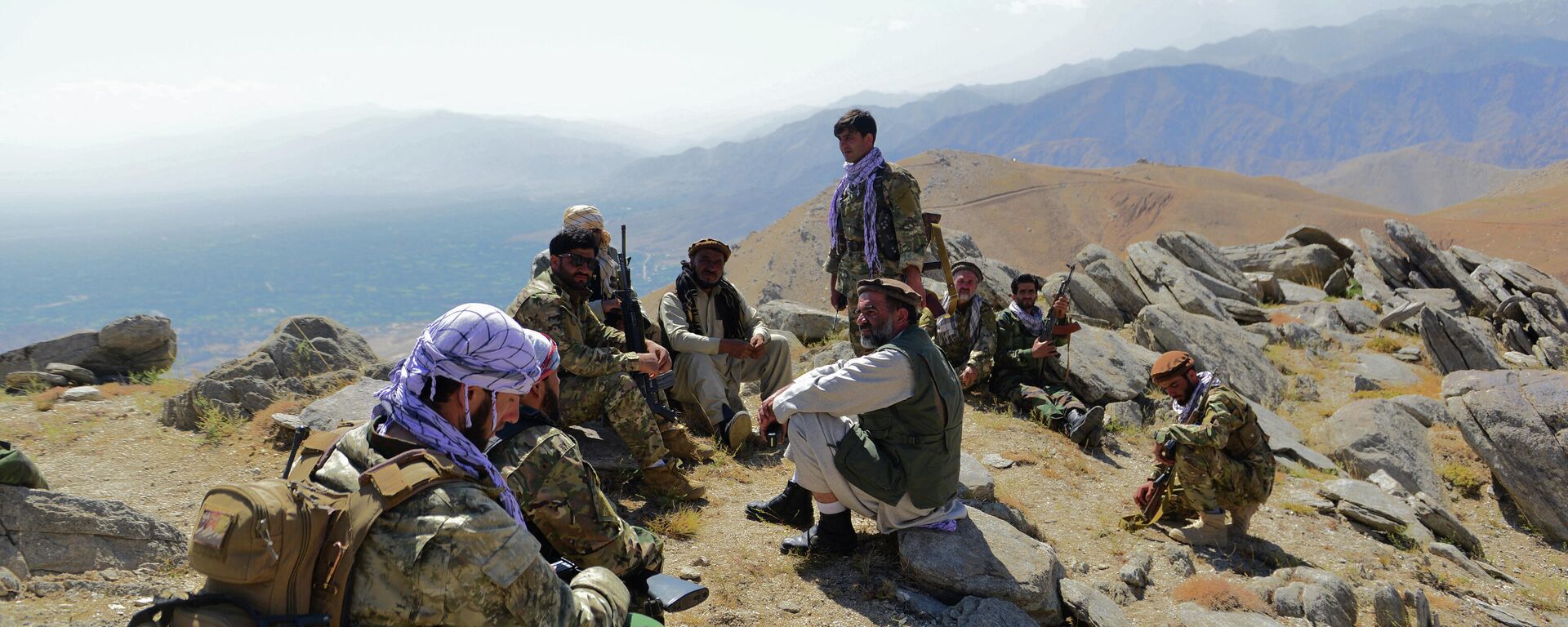 Афганское движение сопротивления и силы восстания против талибов отдыхают во время патрулирования на вершине холма в районе Дарбанд в районе Анаба провинции Панджшер - Sputnik Таджикистан, 1920, 16.09.2021