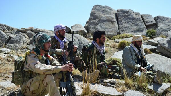 Афганское движение сопротивления и силы противодействия талибам отдыхают во время патрулирования на вершине холма в районе Дарбанд в районе Анаба, провинция Панджшер - Sputnik Таджикистан