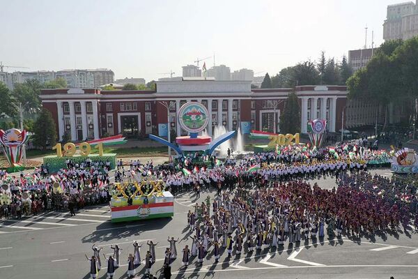 Площадь также была украшена крупными золотыми цифрами, символизирующими круглую юбилейную дату 1991-2021. - Sputnik Таджикистан