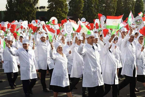 Президента и гостей приветствовали и медицинские сотрудники, которые вышли в город в белых халатах. - Sputnik Таджикистан