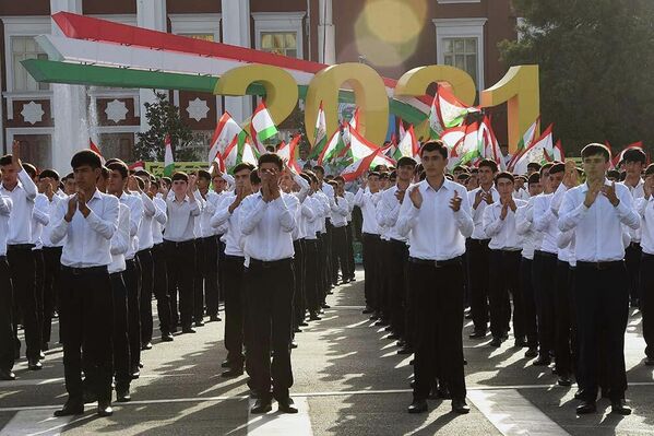 Студенты высших учебных заведений, колледжей и училищ также прошли по главной улице города с таджикским флагом в руках. - Sputnik Таджикистан
