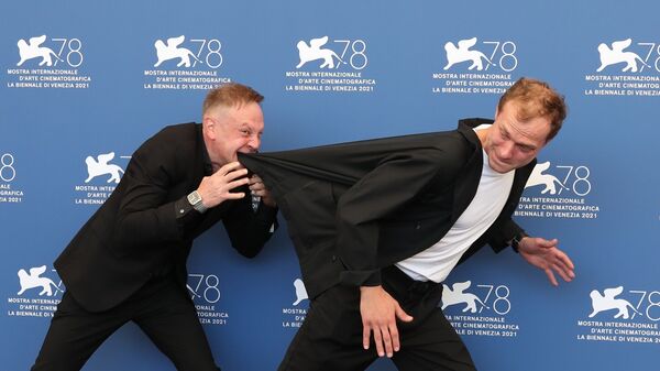 Российские актеры Тимофей Трибунцев (слева) и Юра Борисов на 78-м Венецианском международном кинофестивале - Sputnik Таджикистан