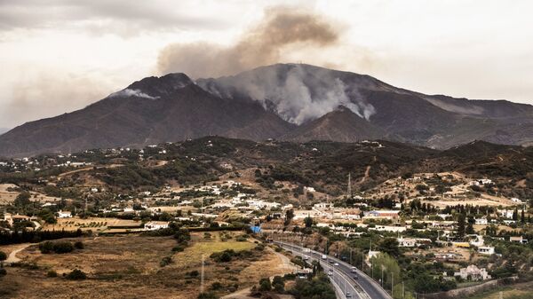 Дым над горами недалеко от города Хубрике в провинции Малага, Испания - Sputnik Тоҷикистон