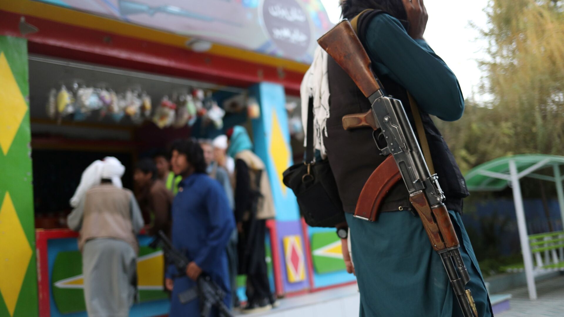 Боец Талибана* с винтовкой в парке развлечений в Кабуле - Sputnik Таджикистан, 1920, 29.09.2021