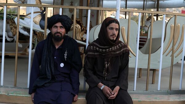Бойцы Талибана* в парке развлечений в Кабуле - Sputnik Тоҷикистон