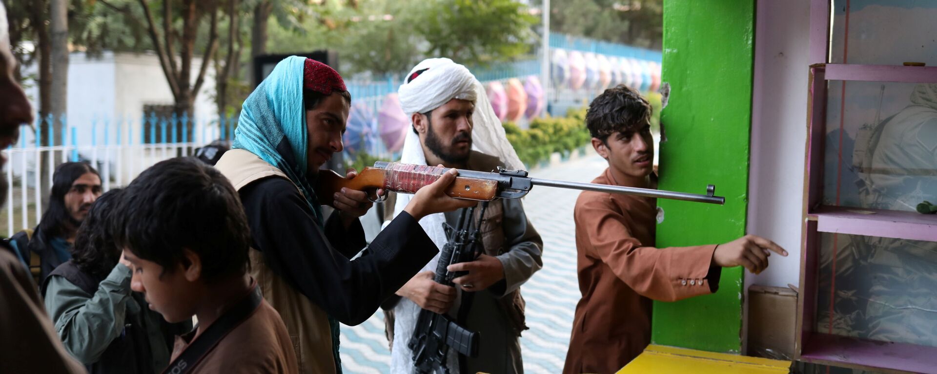 Бойцы Талибана* во время стрельбы в тире в парке развлечений в Кабуле - Sputnik Тоҷикистон, 1920, 20.01.2022
