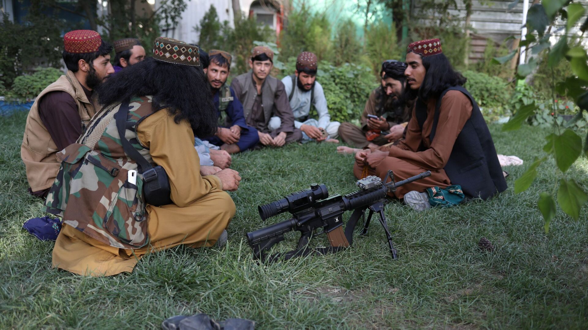 Бойцы Талибана* в парке развлечений в Кабуле  - Sputnik Таджикистан, 1920, 14.09.2021