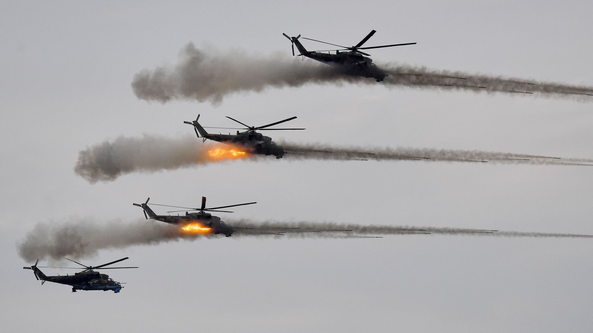 Ударные вертолеты Ми-24 во время основного этапа учений Запад-2021 на полигоне Мулино в Нижегородской области - Sputnik Таджикистан, 1920, 29.12.2021