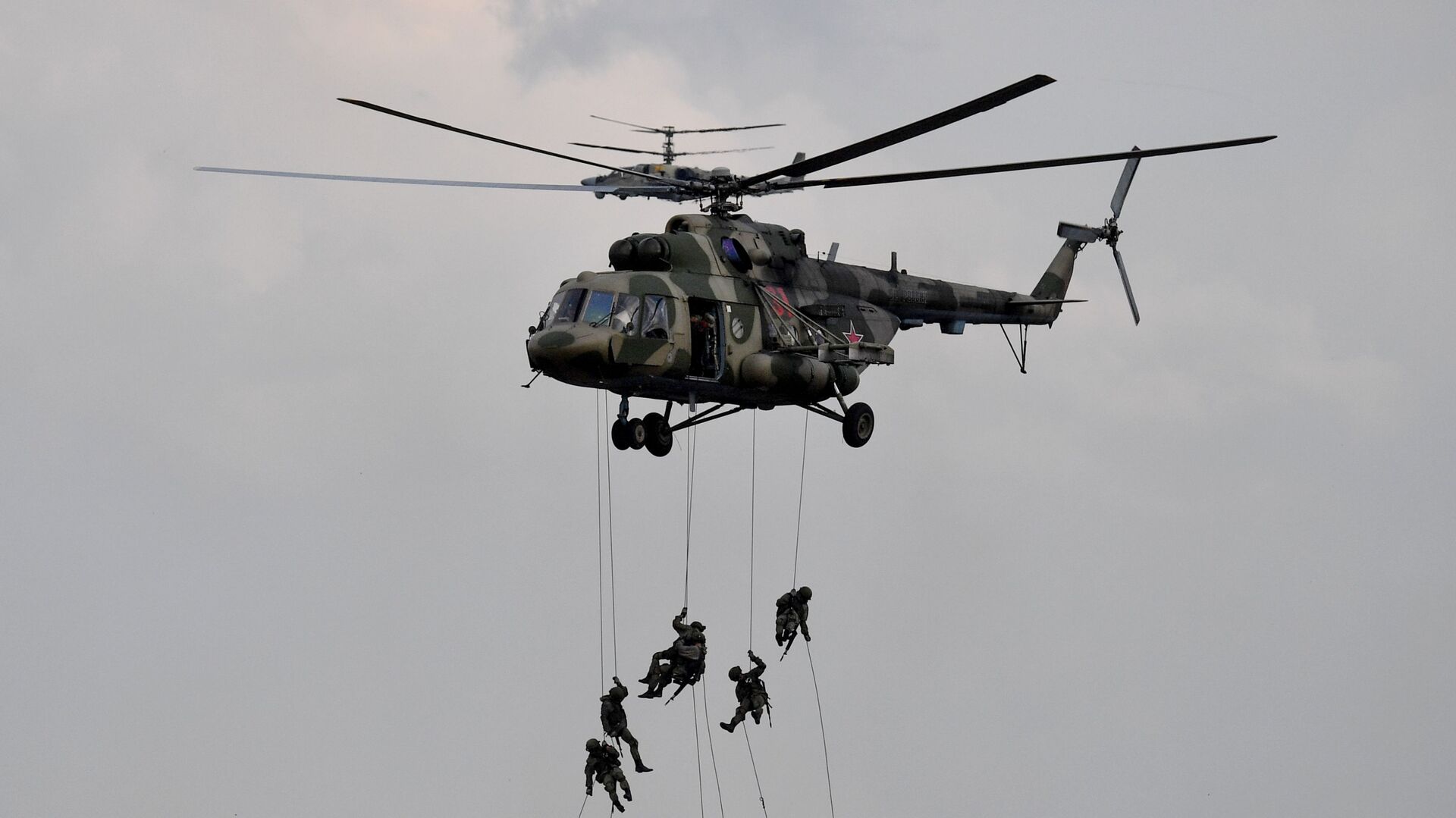 Военнослужащие высаживаются из вертолета Ми-8 во время основного этапа учений Запад-2021 на полигоне Мулино в Нижегородской области - Sputnik Таджикистан, 1920, 16.02.2022