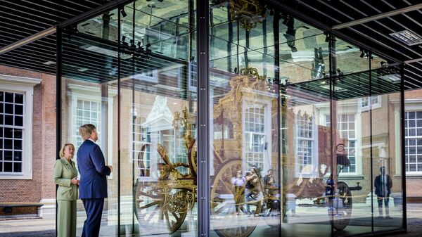 Король Виллем-Александр смотрит на Золотую карету ('Gouden Koets') во время открытия выставки в Амстердамском музее - Sputnik Таджикистан
