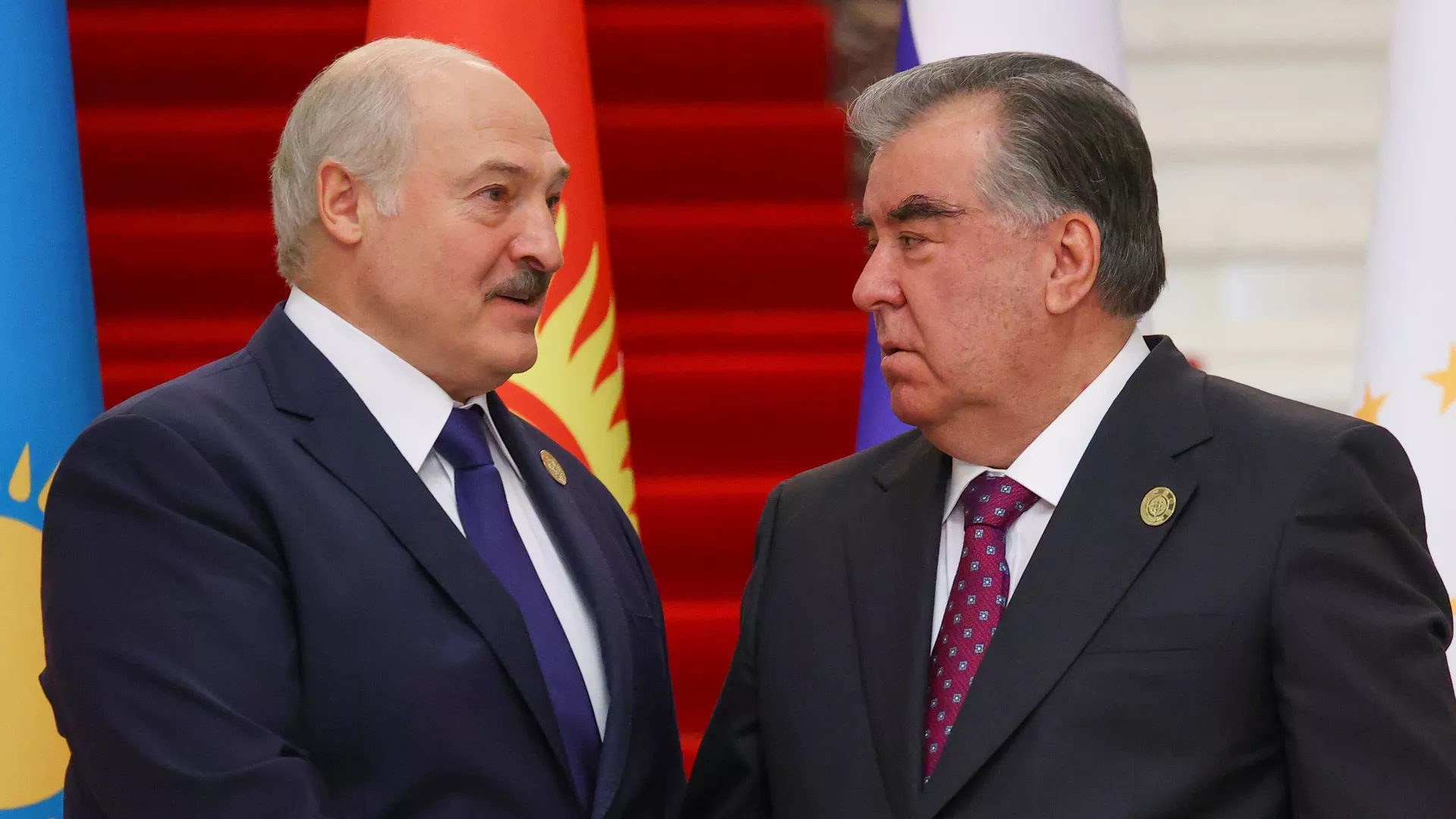 Президент Белоруссии Александр Лукашенко и президент Таджикистана Эмомали Рахмон