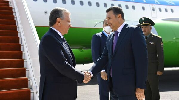 Президент Шавкат Мирзиёев прибыл в город Душанбе для участия в саммите Шанхайской организации сотрудничества - Sputnik Таджикистан