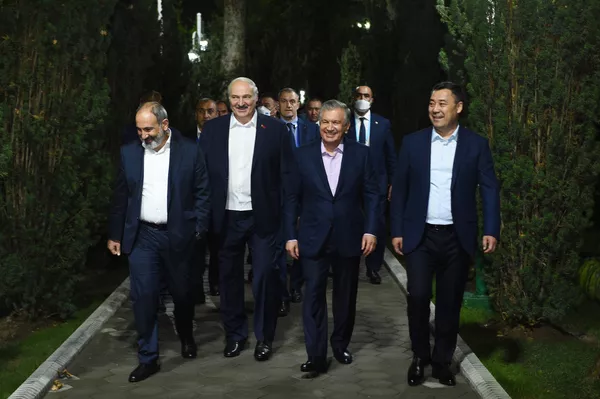Сарварони давлатҳо пеш аз зиёфати идона тавонистанд зери фазои бозу гарм қадам задаву бо якдигар дар муҳити ғайрирасмӣ суҳбат кунанд. Сарварони давлатҳо пеш аз зиёфати идона тавонистанд зери фазои бозу гарм қадам задаву бо якдигар дар муҳити ғайрирасмӣ суҳбат кунанд. - Sputnik Тоҷикистон