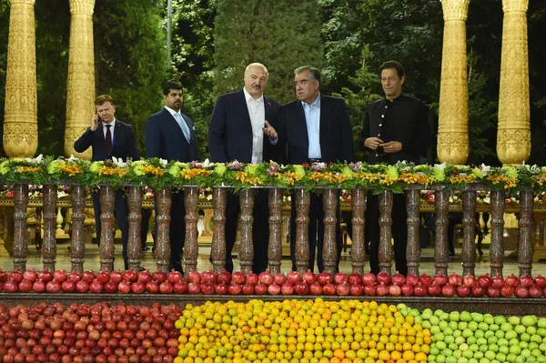 Дар бӯстонсарои ҳукумат, қароргоҳи шаҳрии президент зиёфати ғайрирасмии сарони кишварҳои СҲШ дар Душанбе баргузор шуд. Дар бӯстонсарои ҳукумат, қароргоҳи шаҳрии президент зиёфати ғайрирасмии сарони кишварҳои СҲШ дар Душанбе баргузор шуд. - Sputnik Тоҷикистон