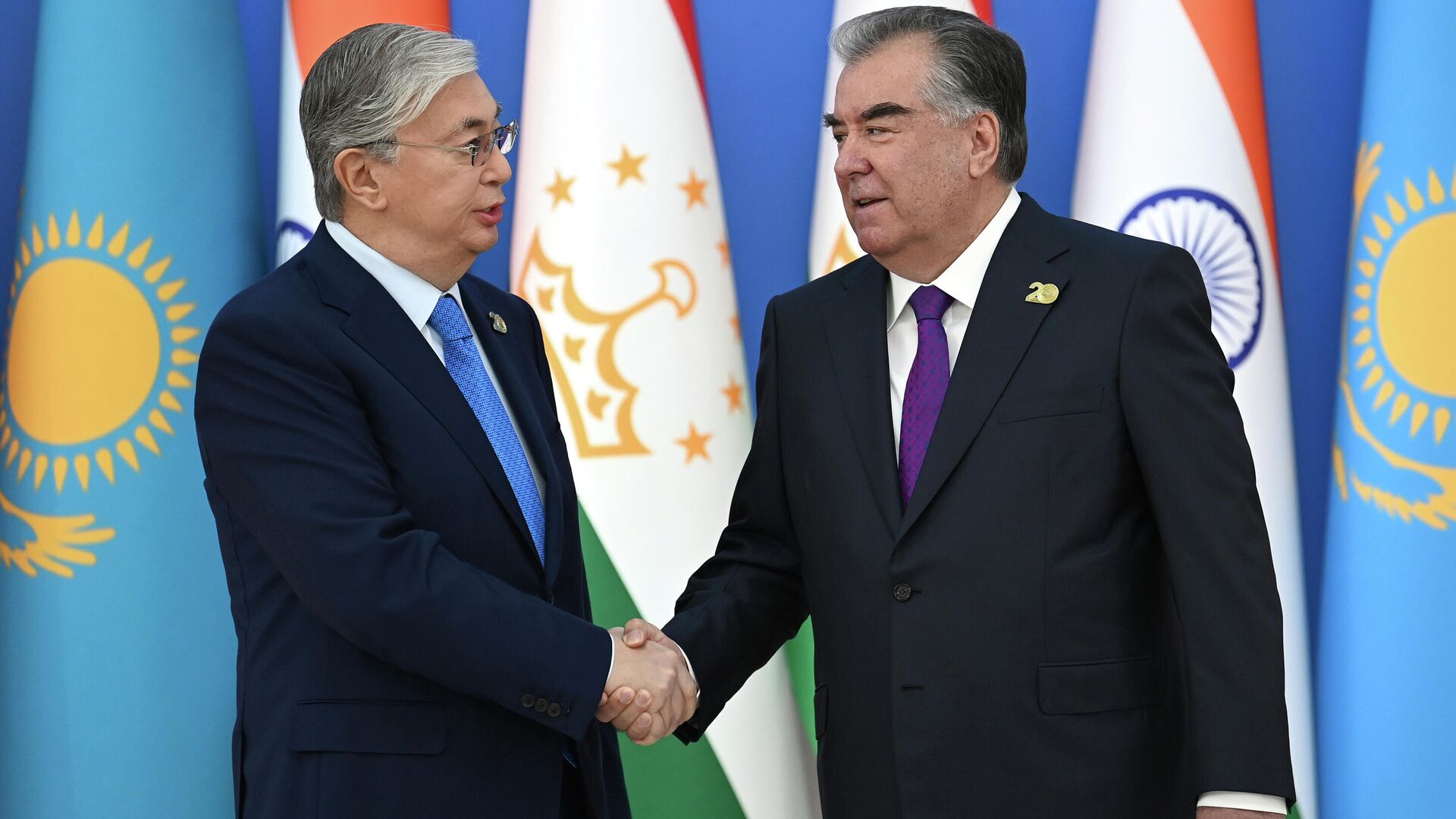 Президент Казахстана Касым-Жомарт Токаев и президент Таджикистана Эмомали Рахмон - Sputnik Таджикистан, 1920, 02.12.2021